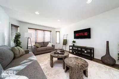 Image de Chic 3br Modern Home -  Wi-Fi - Netflix - Sleeps 8!