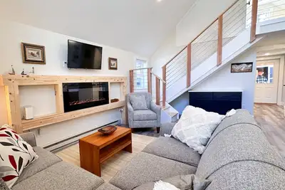 Image de Brand New, Private Home w/ Nordic Hot Tub- Just 1/2 mile to Jay Peak Resort
