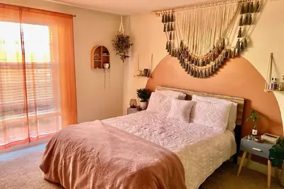 Image de Cozy Christmas apartment centrally located near Dc, Va & Md hotspots.