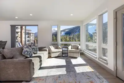 Image de Beautiful Corner Unit with Short Walk to Slopes