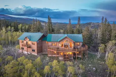 Image de Spacious Modern home with Gorgeous Scenic views!