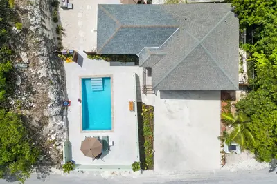 Image de New 2bd/2. 5 Bath near beach access and George town with Private Pool