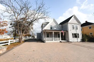 Image de Waterfront 5-Bed 2-Bath Retreat