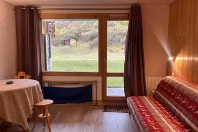 Image de À 20m des pistes de ski, Rez-de-chaussée, vue pistes de ski, terrasse, télévision, 25m²