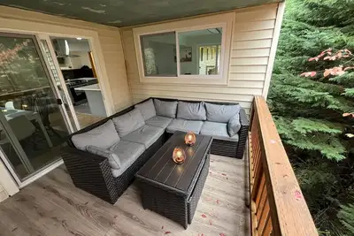 Image de Minutes from downtown and the Arts district awaits your Emerald Forest Hideaway.