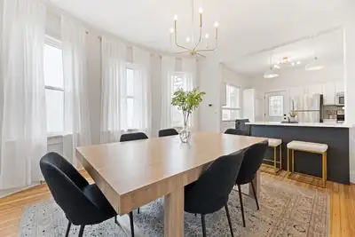 Image de Modern Comfort Walk to Zoo & Lauritzen Gardens, King Bed, Sauna, Kids wagon