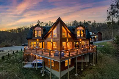Image de Lux Cabin~ Mtn Views~Hot Tub~Summer Campfires~Kid Friendly~Discounted Pricing!
