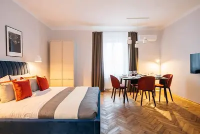 Image de Stylish Penthouse Apartment with Main Square view