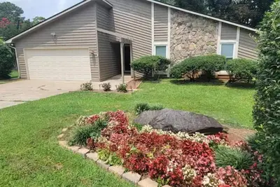 Image de Family size Home, just outside Atl, Close to Lake Lanier, Stone Mnt, and I-85.