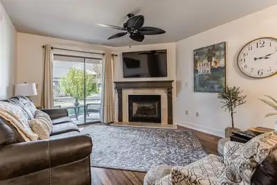 Image de Dog-friendly condo with in/outdoor pools, tennis, golf, gym, fireplace, W/D