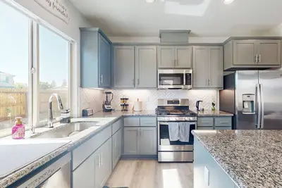 Image de Stunning home with an enclosed yard, pool, jetted tub, board games, W\/D, & Ac