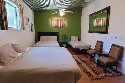 Image de Boutique Hillside Hotel with Breathtaking Vistas. Bbq, Hiking Trail & Dark Skies