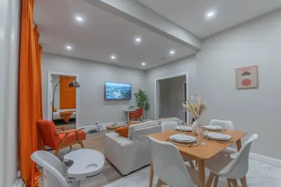Image de Pumpkin Premise by Airport. 5 beds+Sleeps 8! ✨Book 7 days, Get 20% Off! ✨