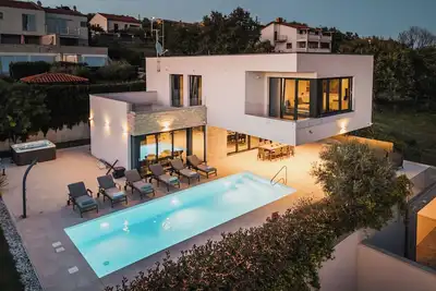 Luxury 4bd villa for 8 with pool, jacuzzi, sauna, gym, bocci and basketball