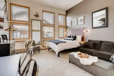 Image de Cozy Ski in/Ski out studio steps from the lift!