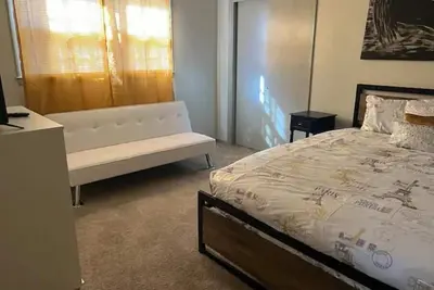 Image de \"Spacious 3-Bedroom Retreat with 4 Queen Beds and 2 Baths – Your Ideal Getaway! \"