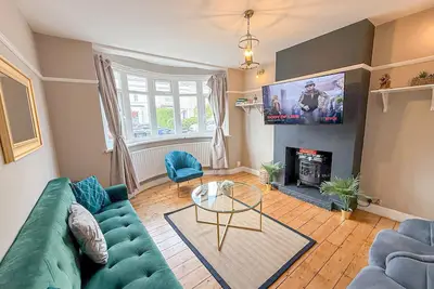 Image de Warm 3-Bedroom House with Free Parking New Malden