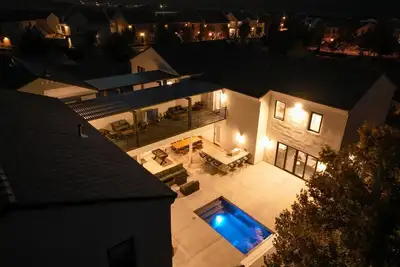 Image de Great Outdoor Space, Games, Mins from Lake