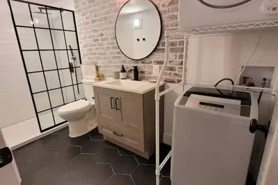 Image de 1 Bedroom/ 1 Bath Updated Fort Worth Retreat\n