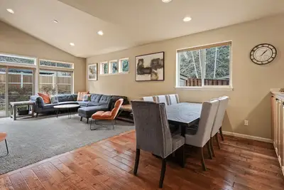 Image de Sunny Days - Seasonal Community Pool & Park, Fenced Yard