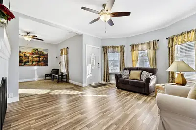 Image de Family reunion? Huge House w\/6 Bedrooms_3 full baths_Washer&Dyer_Big Yard_WiFi