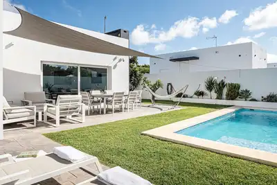 Image de Villa \"Chill Out Of City\" avec piscine privée, Wi-Fi et climatisation