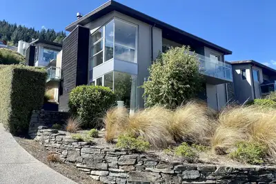 Image de Experience the stunning views of Lake Wakatipu and surrounding mountains