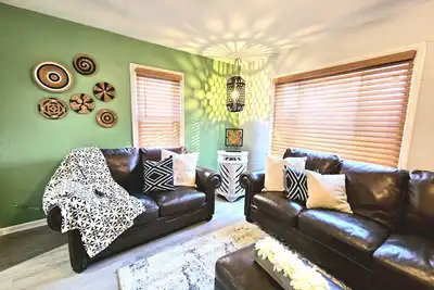 Image de Game room. Fully fenced. Safe and quiet neighborhood