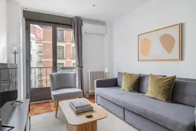 Image de Upscale Malasaña 2br, nr Public Transportation, by Blueground