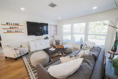 Image de Cozy Remodeled Cottage Pool home close to Beach