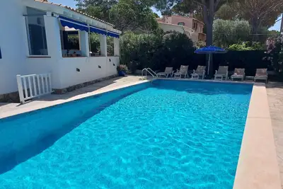 Image de Très belle villa avec piscine privée, jardin à deux pas de la mer.