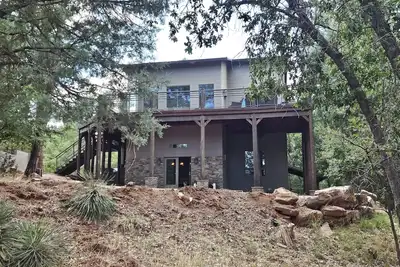 Image de Spacious modern mountain retreat in the Pines - close to hiking and shops.