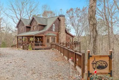 Image de Cabin at Coosawattee River Resort with private hot tub, pool & river access