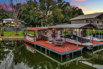 Image de Southern Comfort-Modern lakefront home with dock