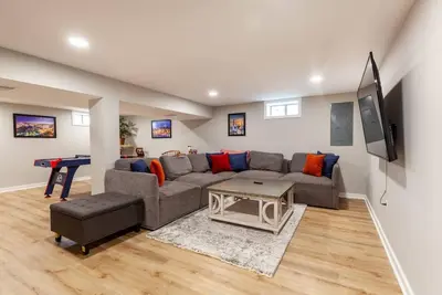 Image de Liberty Call has multiple gathering spaces, screened-in porch and parking