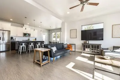 Image de #StayinMyDistrict Modern & Stylish Meridian Home