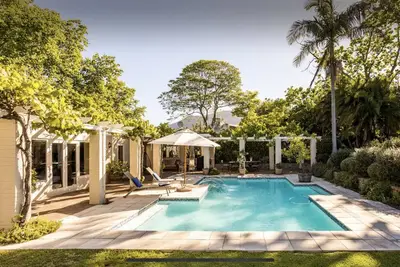 Image de Garden Cottage in tranquil leafy Constantia with Solar backup