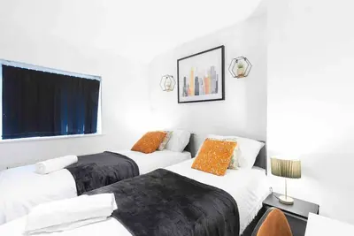 Image de Cosy Large House, Free Parking, Wifi, Near City Centre