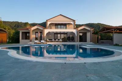 Image de Epavli Alexandros: Luxurious Beachfront Villa in Vourvourou.