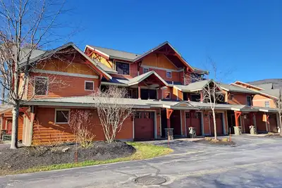 Image de Open plan, Ac/Fp, pool access, at South Peak, ski shuttle. P002f by Lrs