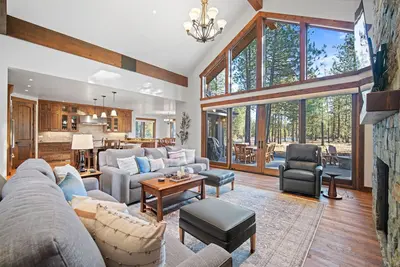 Image de Luxury Lakefront Home with Access to Exclusive Golf