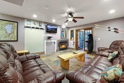 Image de Ski In, Ski Out! 3 Bdr Steps from Stagecoach Lift w/ Private Hot Tub