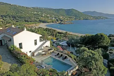 Image de Propriété exclusive en bord de mer, avec piscine et jacuzzi