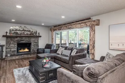 Image de Modern Twist | Pet-Friendly Cabin + Serene Balcony Views