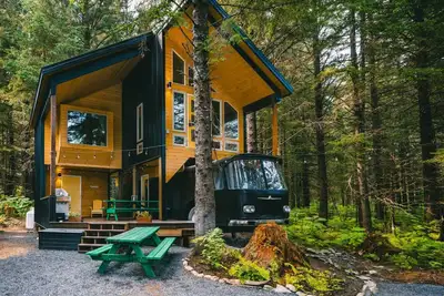 Image de Salted Roots Yellow Door Bus