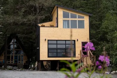 Image de Salted Roots Purple Door Cottage with Ocean Views