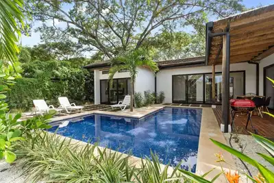 Image de Cu28: New 3 Bdrm Home w/Pool and Guanacaste Tree