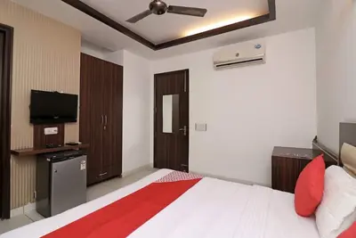 Image de Double Deluxe Room @ Sterling Hotel Rooms With Balcony Near Dlf Ambience Mall