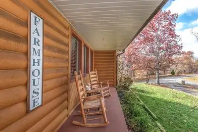 Image de Farmhouse Ultimate Family Getaway - Hot tub, Theater, Pool Table, Pet Friendly