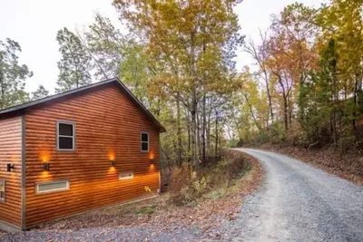 Image de A Blissful Escape - Pet Friendly, Hot Tub, Fireplaces, Bunk Room!